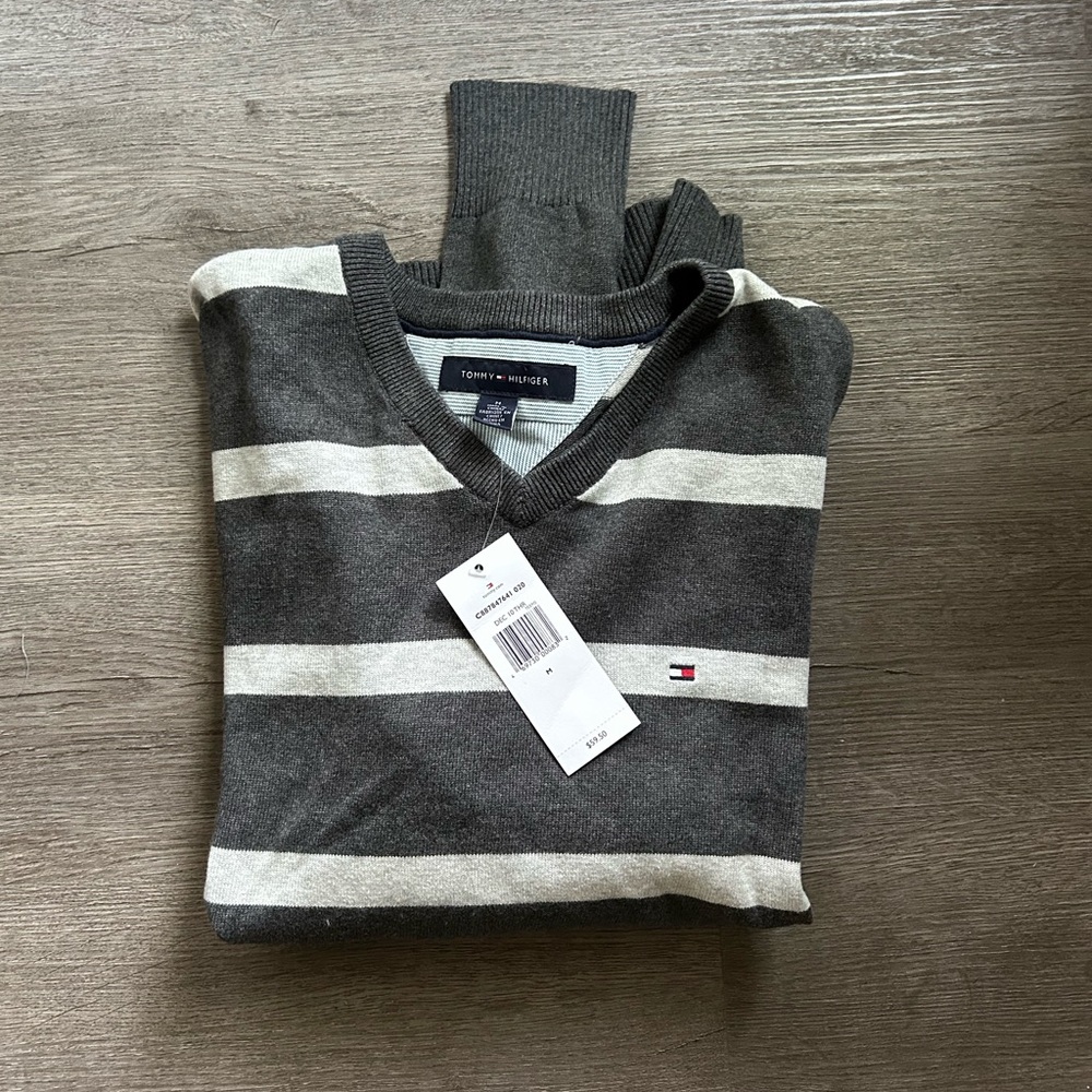 NEW WITH TAGS Tommy Hilfiger Gray and Cream V-Neck Sweater